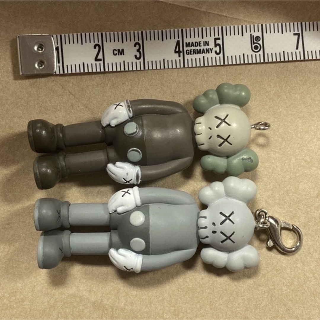 kaws tokyo カウズトーキョー キーホルダー 2点の通販 by まとめ