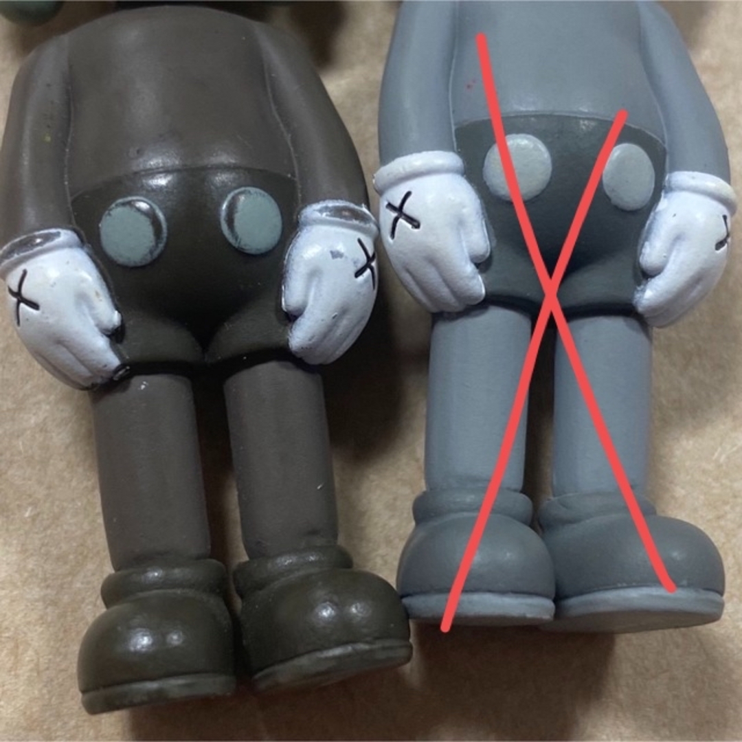 kaws tokyo カウズトーキョー キーホルダー 2点の通販 by まとめ