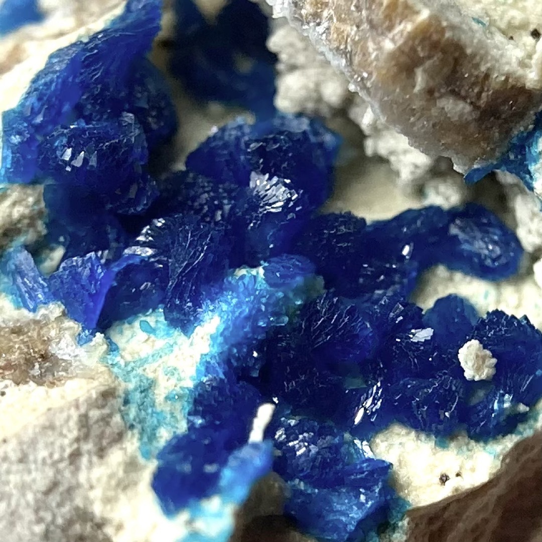 ベゼリ石 ベゼライト 母岩付き 鉱物 鉱石 天然石 原石 鉱物標本の通販