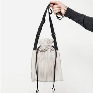 PLEATS PLEASE ISSEY MIYAKE（ショルダーバッグ）のフリマアイテム一覧