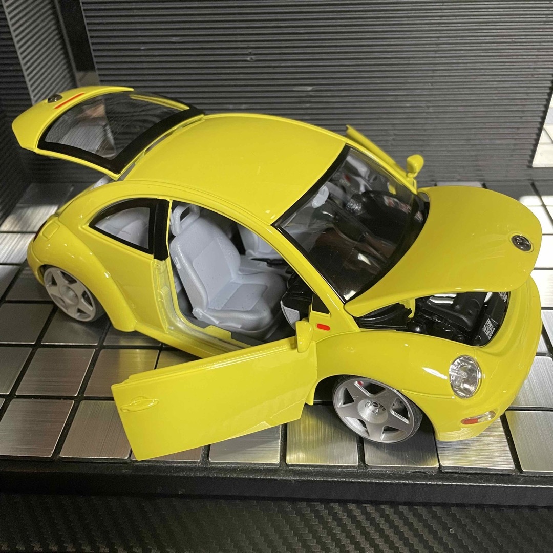 ブラーゴ 1/18 フォルクスワーゲン ニュ-ビートル（カスタム仕様)の