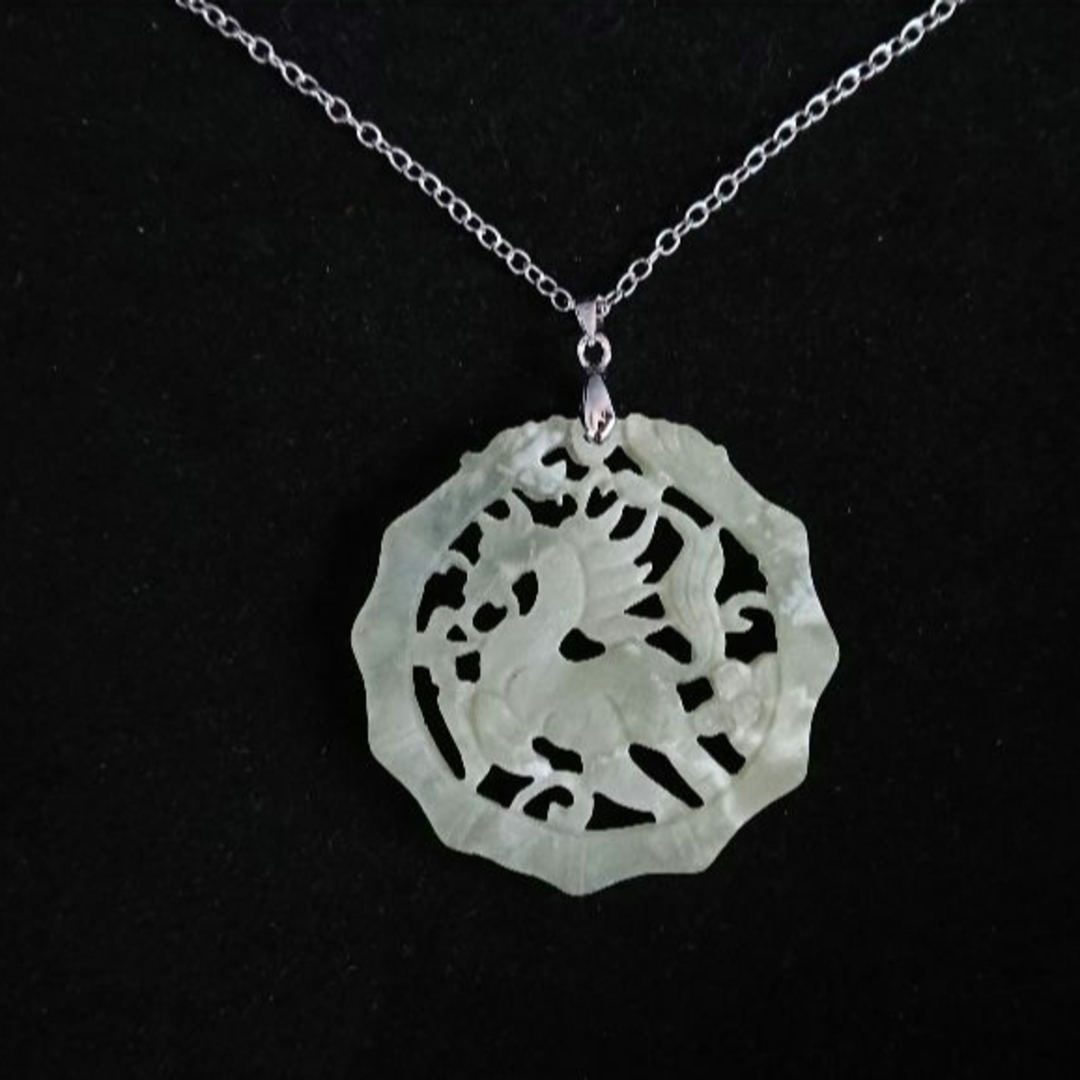 天然石 翡翠（岫玉）中国ドラマ 馬の透かし彫り ペンダント 【NP-30