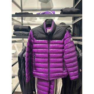 MONCLER（ダウンジャケット ・ パープル/紫色系）のフリマアイテム一覧