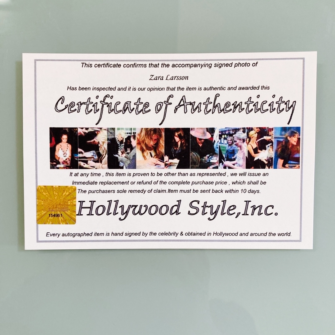 ザララーソン直筆サイン入り超大型写真…Zara Larssonの通販 by