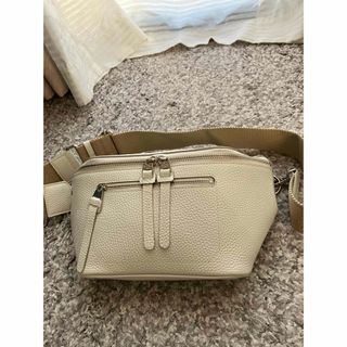 ADMJ アイボリー レザー クロスボディバッグ ADMJ アイボリー レザー