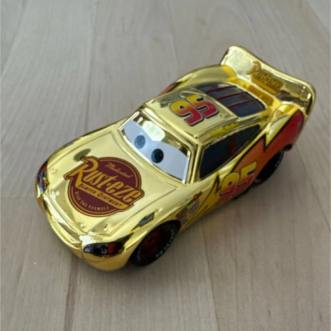新品】カーズ ライトニングマックイーン ゴールド ミニカーの通販 by