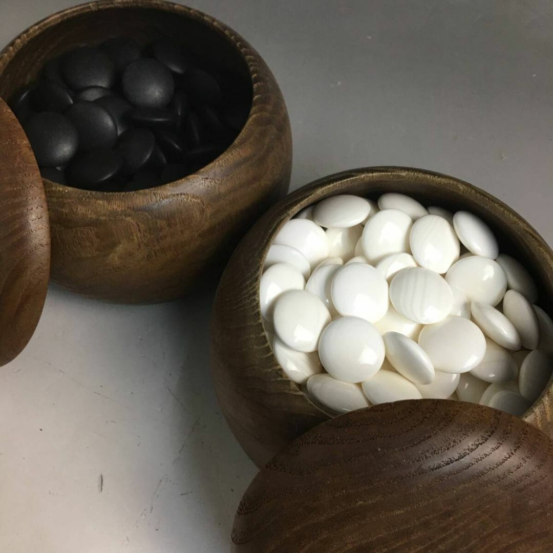 JJ052 時代 囲碁道具 本蛤碁石/本那智黒碁石 直径2.1cm 厚0.7