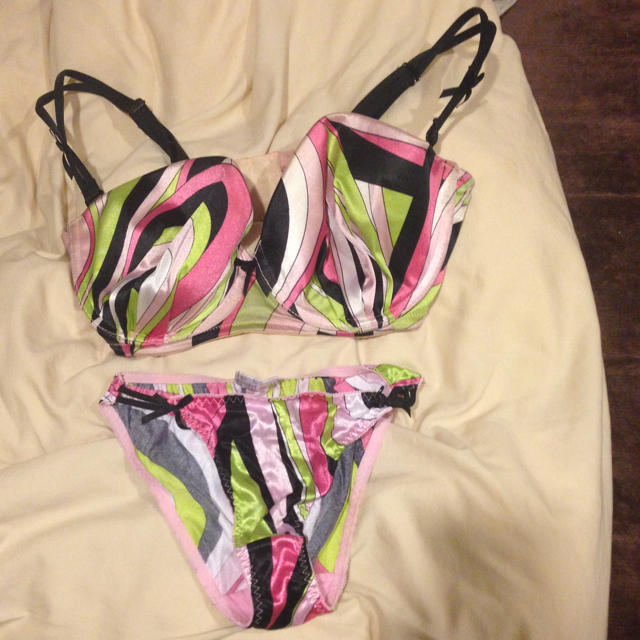 aimer feel - SALEプッチ柄ブラショーツセットの通販 by 全品送料込み