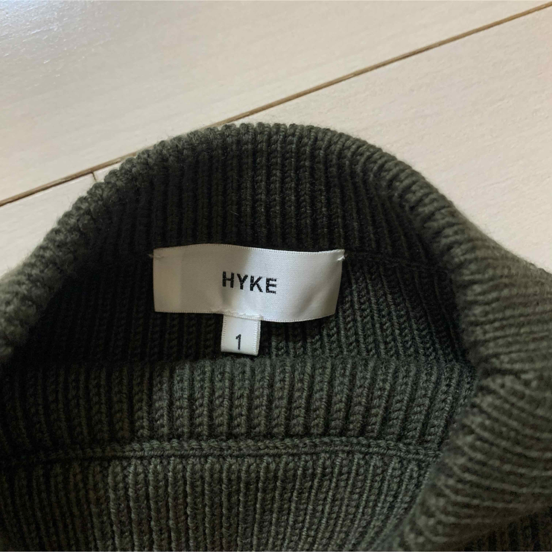 モデル梨花着用】HYKE ハイク ボトルネックニット カーキの通販はau