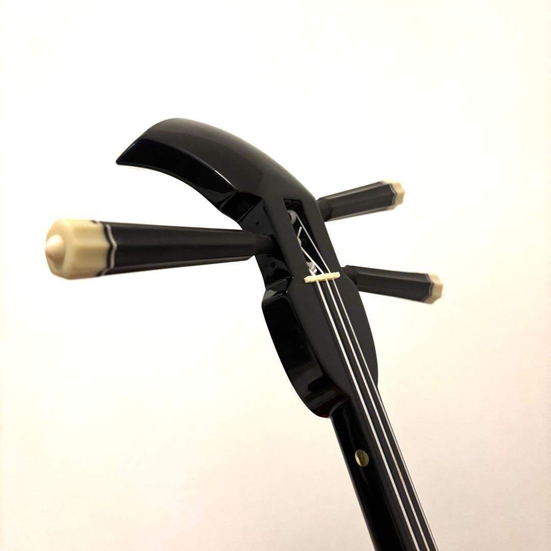 ほぼ新品 沖縄三線 本蛇皮 黒塗り棹 標準サイズ 上位モデル 良音 沖縄