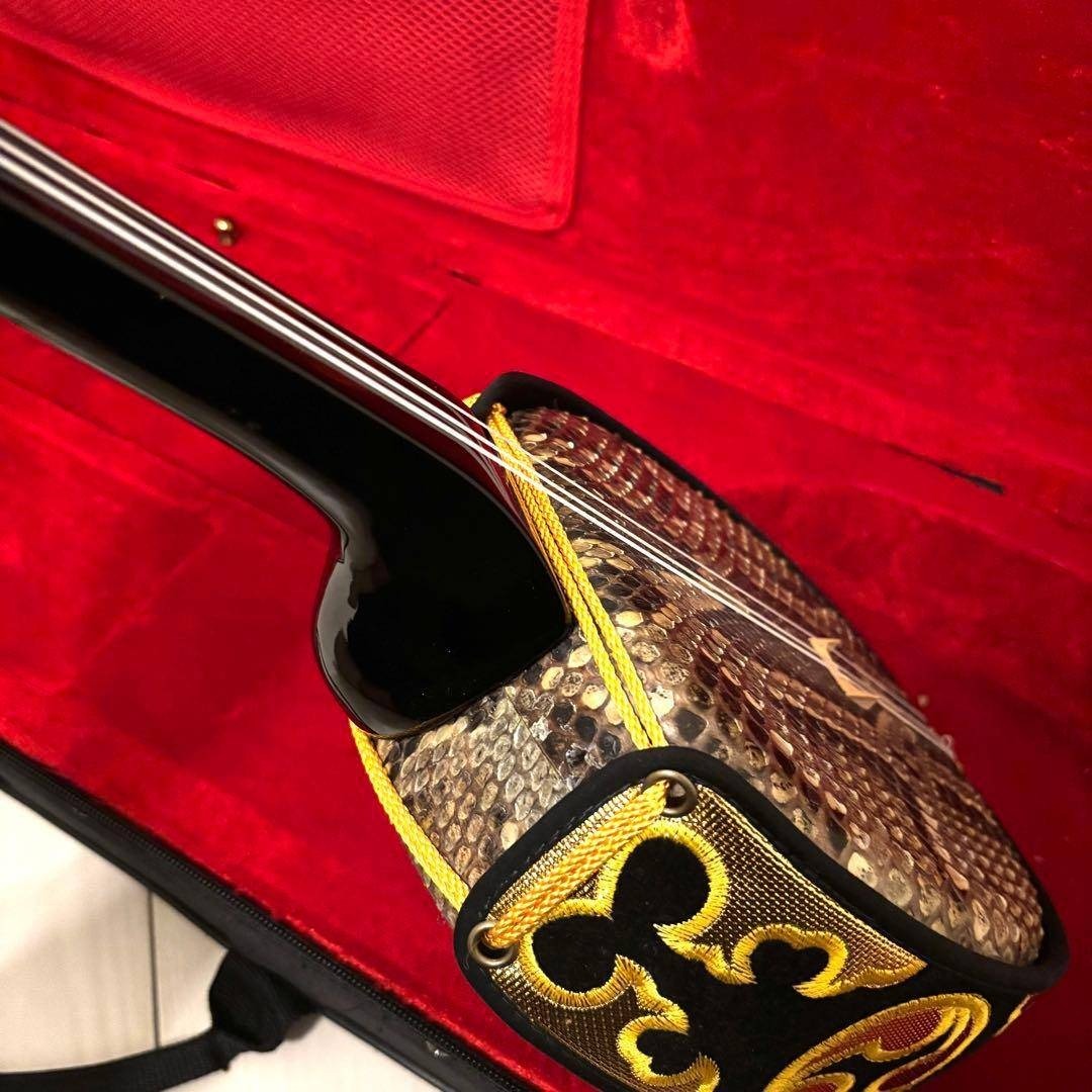 ほぼ新品 沖縄三線 本蛇皮 黒塗り棹 標準サイズ 上位モデル 良音 沖縄