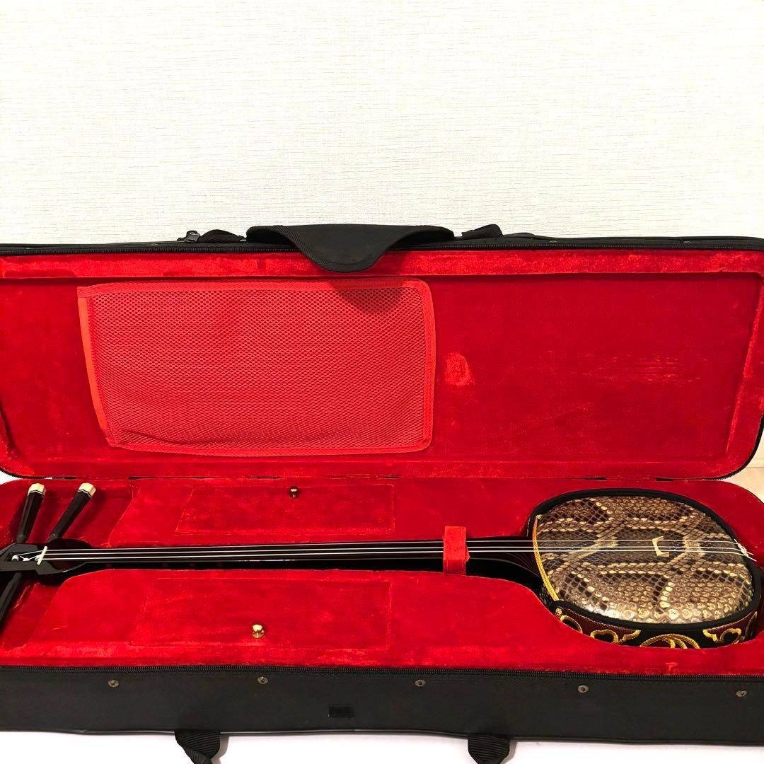 ほぼ新品 沖縄三線 本蛇皮 黒塗り棹 標準サイズ 上位モデル 良音 沖縄