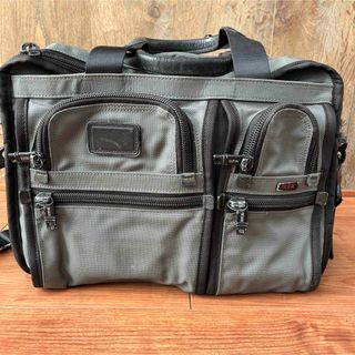 TUMI（ビジネスバッグ ・ グレー/灰色系）のフリマアイテム一覧