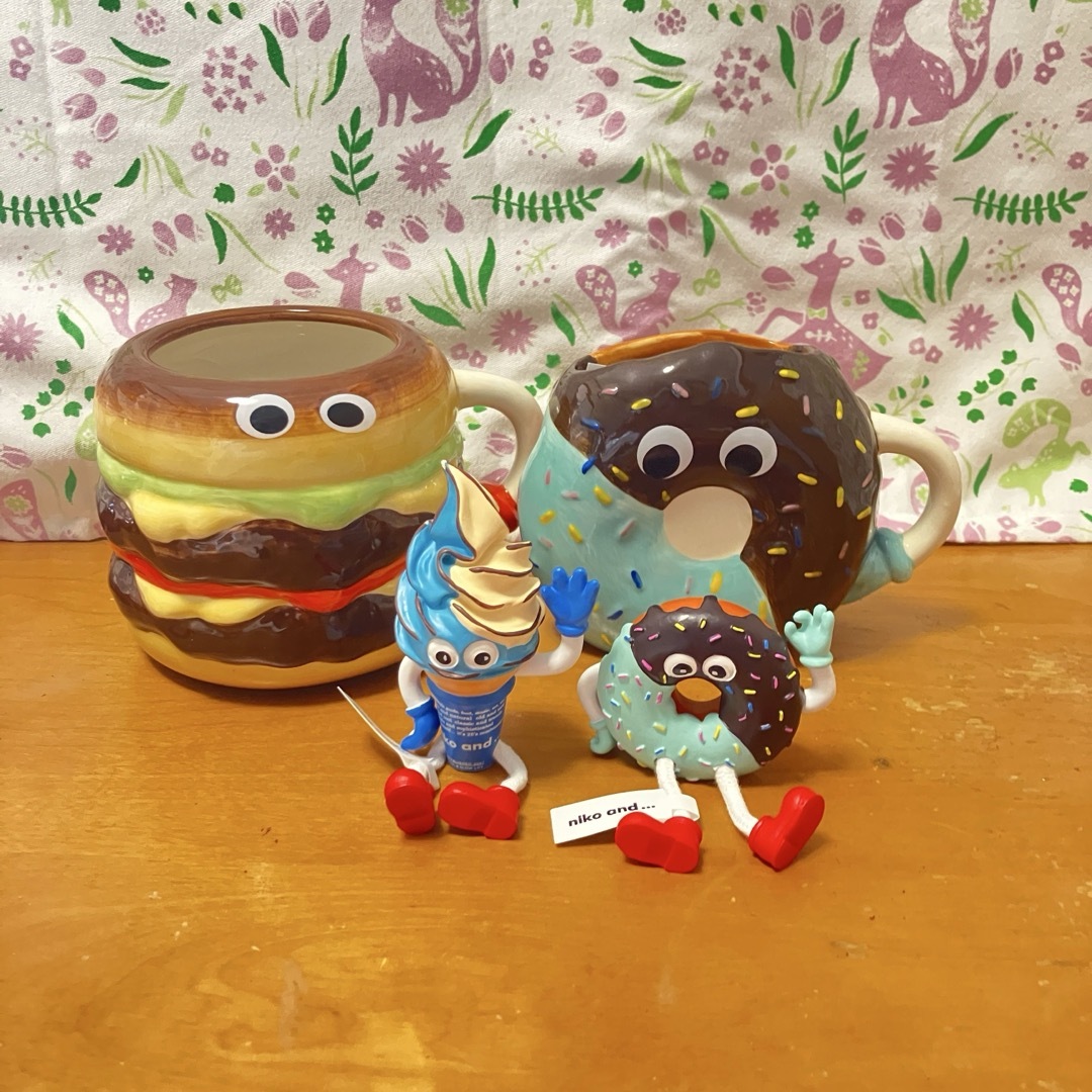 niko and - FLAVORSマグカップ2個、ソフトクリーム・ドーナツお座り