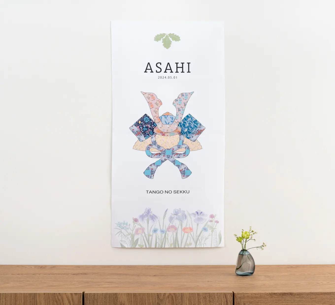 五月人形「名入れタペストリー 兜に春の花」｜五月人形の通販 ふらここ