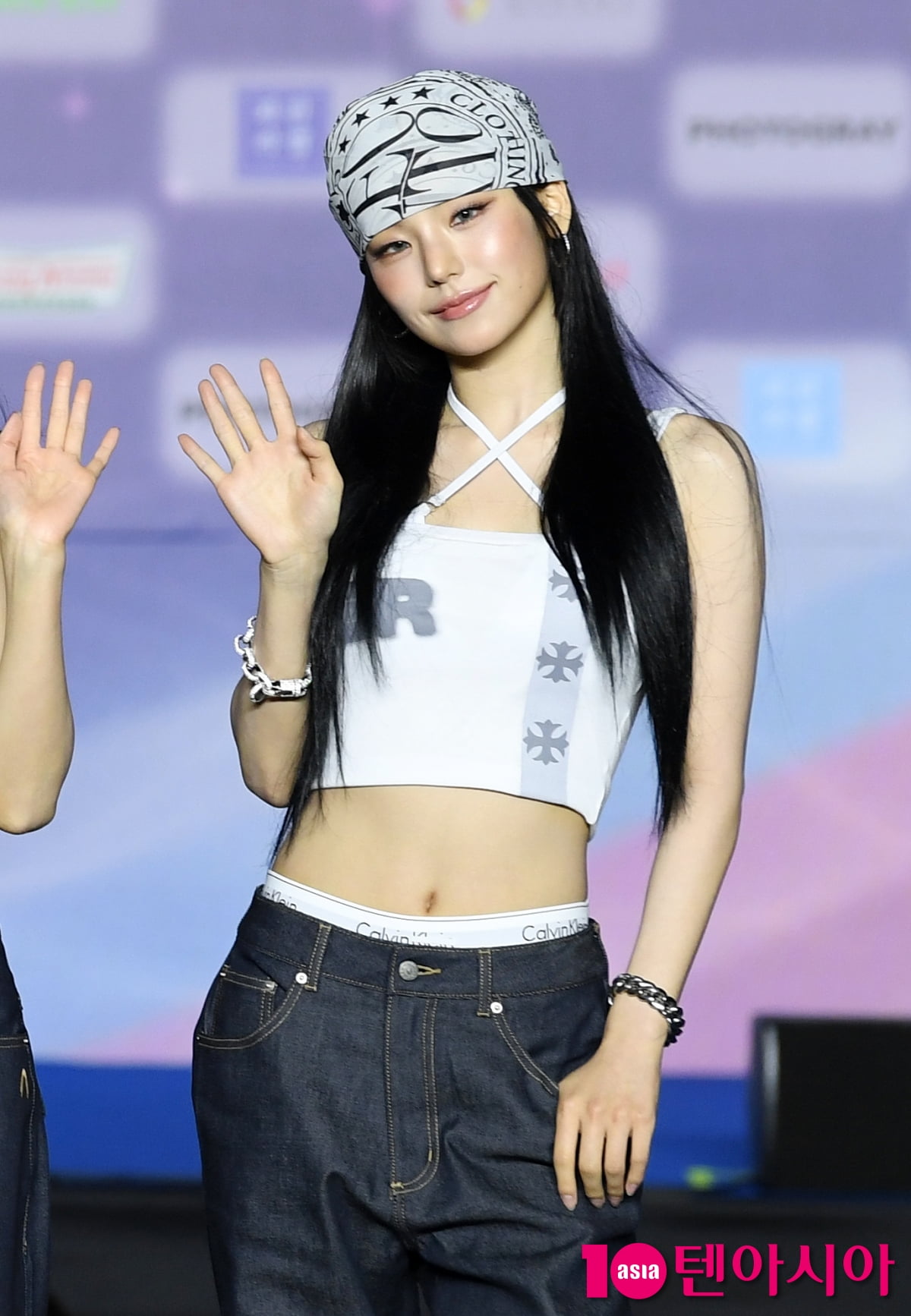 ITZYのイェジ、2025 SBS 歌謡大典サマーのブルーカーペットに登場