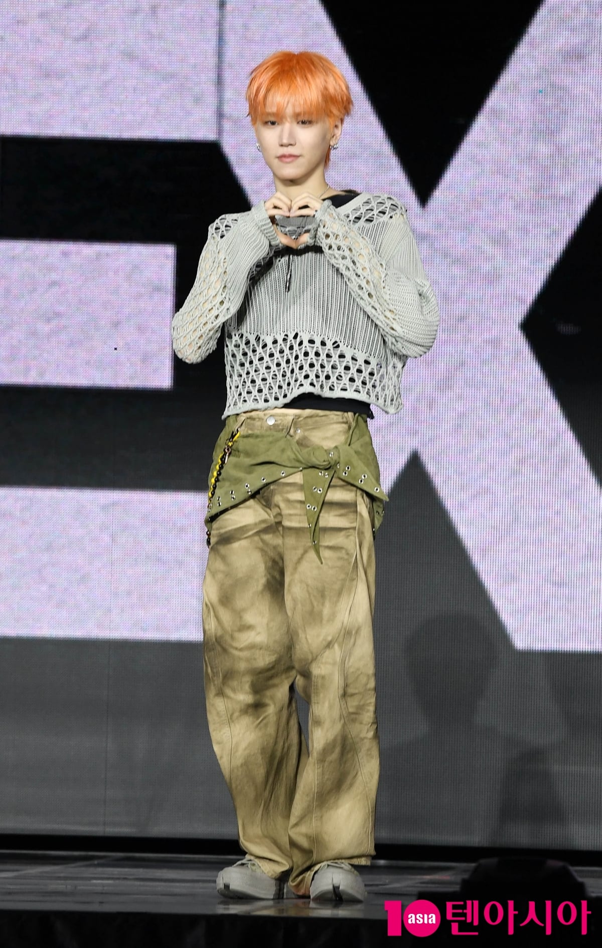 BOYNEXTDOORのリウ、ミニ5集『The Action』ショーケースで自信満々のポーズ