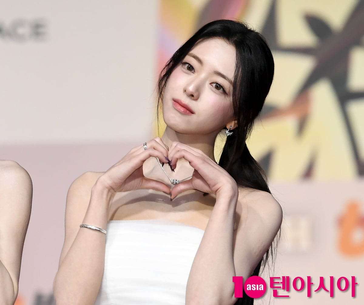 ITZYのユナ、2025 SBS歌謡大典のレッドカーペットに登場