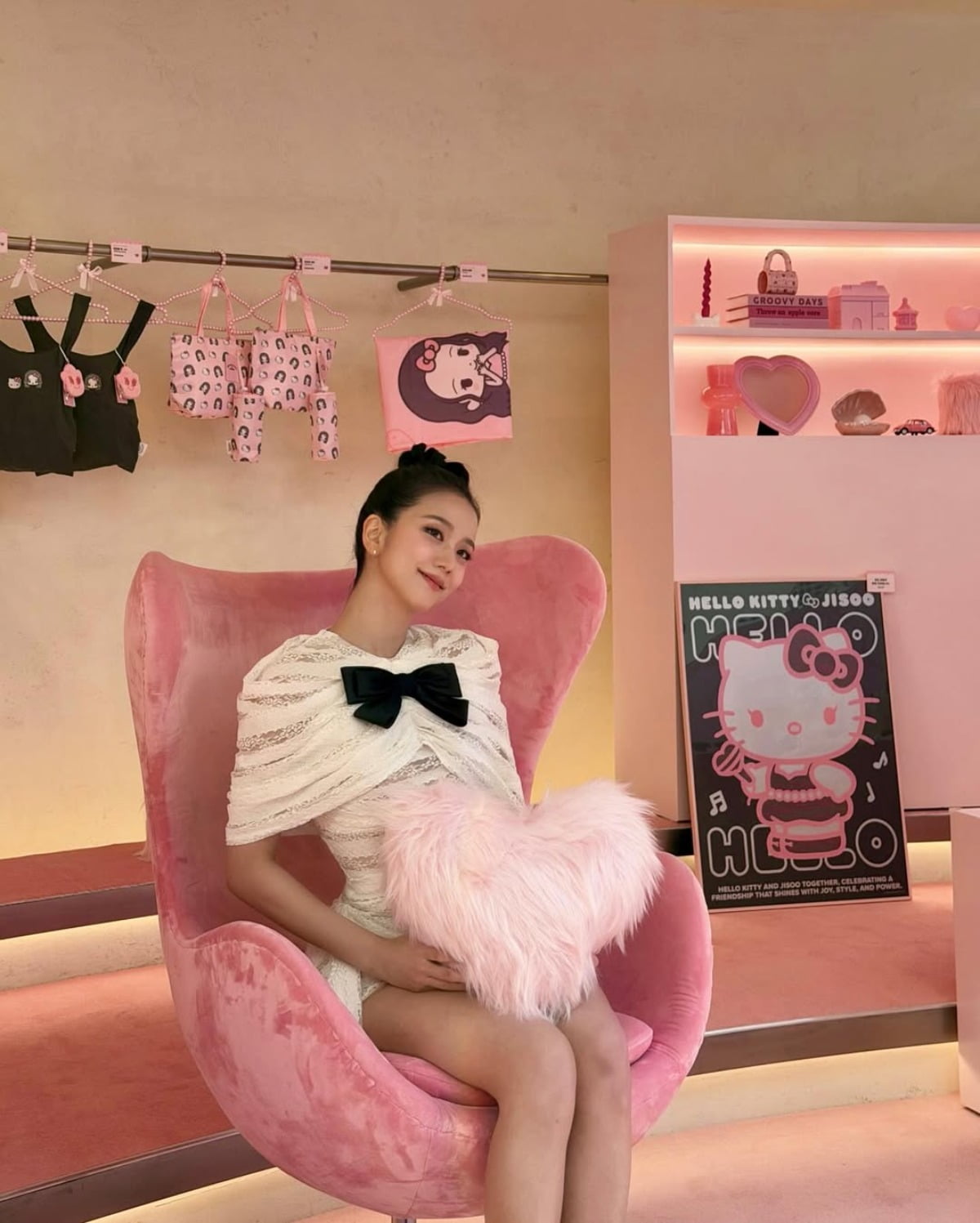 ブラックピンクのジス、ヘローキティとの共演で魅力を発揮