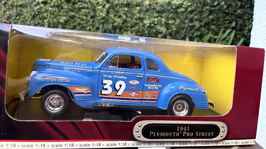 Miniatura 1:18 Ano 1941 - Road Signature Plymouth Pro Street Edç