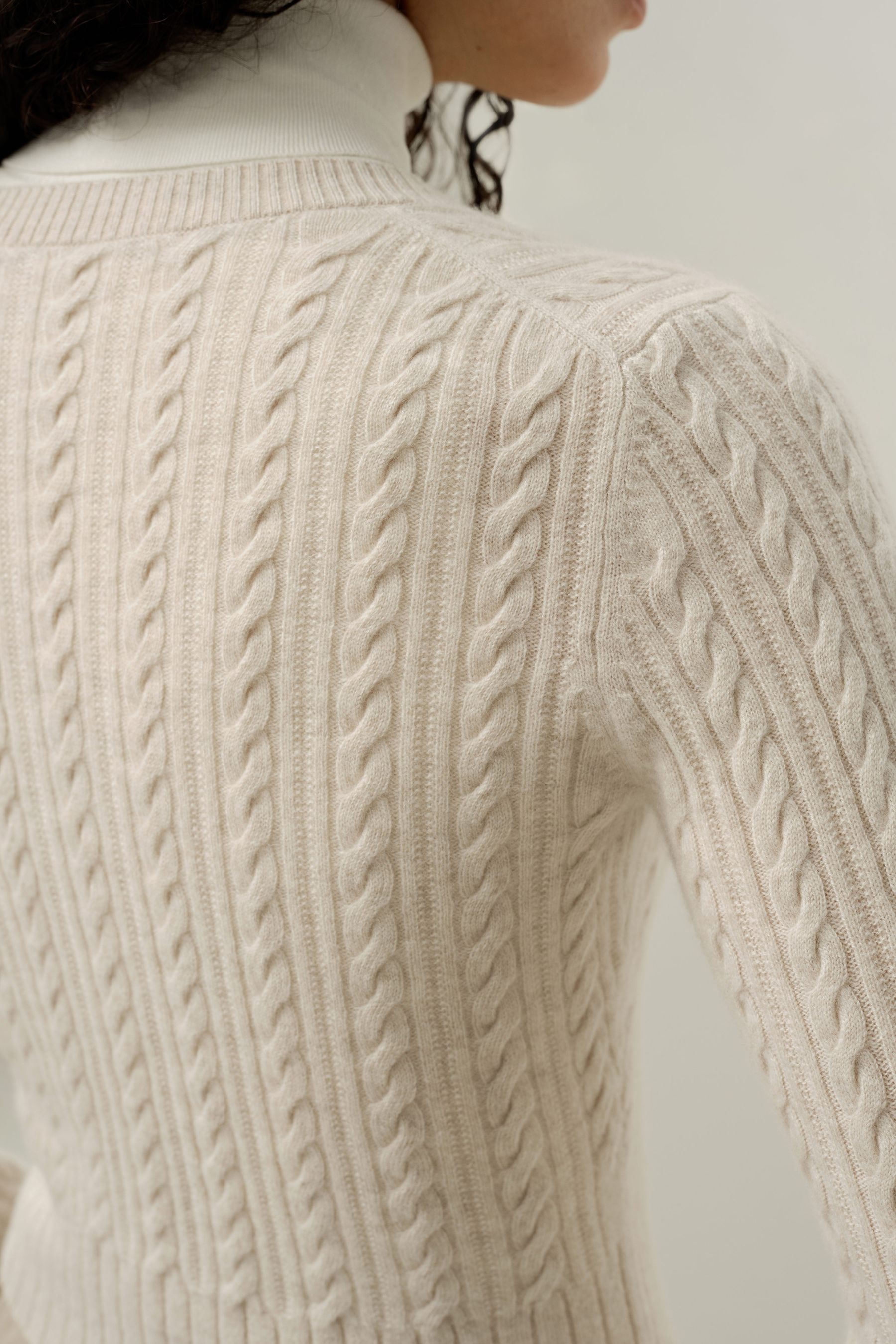 Exquisite Cropped Cable Knit Cashmere Cardigan with Pearl Buttons