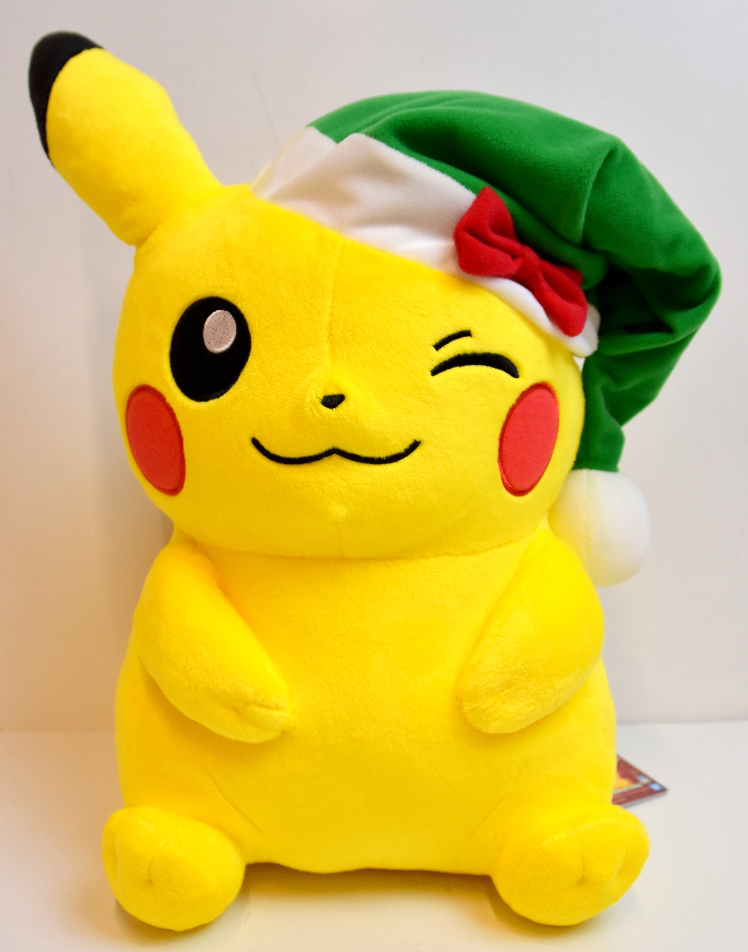 ポケモンセンター製のピカチュウ クリスマスぬいぐるみ - Amazon.co.jp