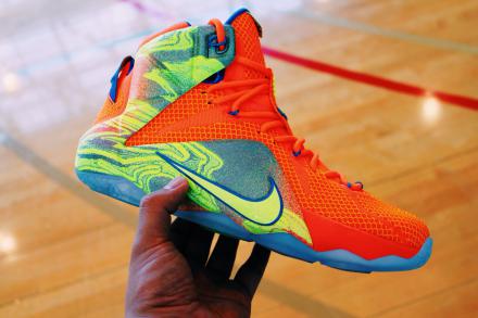 国内11月29日発売予定】 ナイキ レブロン12 ハイパー クリムゾン