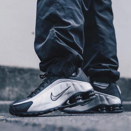 先行発売開始/国内4月26日発売予定】ナイキ ショックス R4 全2色