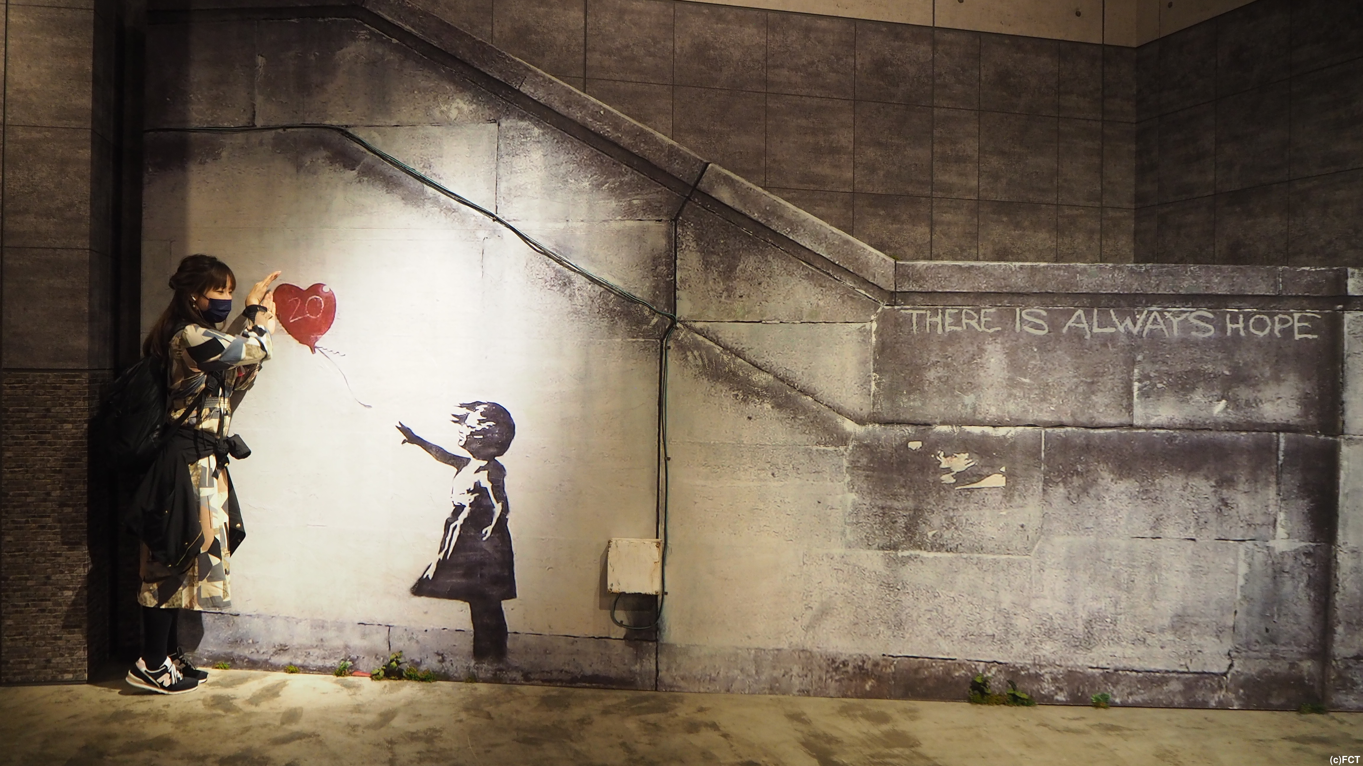 バンクシーの人気作品《風船と少女》から見える世界とは―？開幕から10