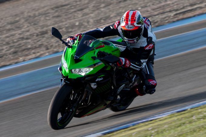 ZX-25Rに乗るなら、気分はジョナサン・レイで！？ - Webikeプラス