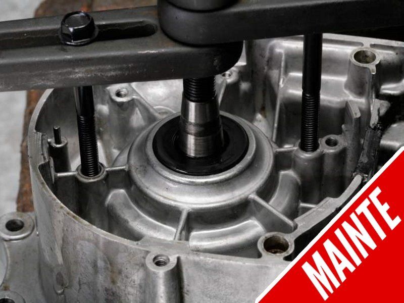 エンジンの土台。クランクケース分解工具は上下割り、左右割りどちらで