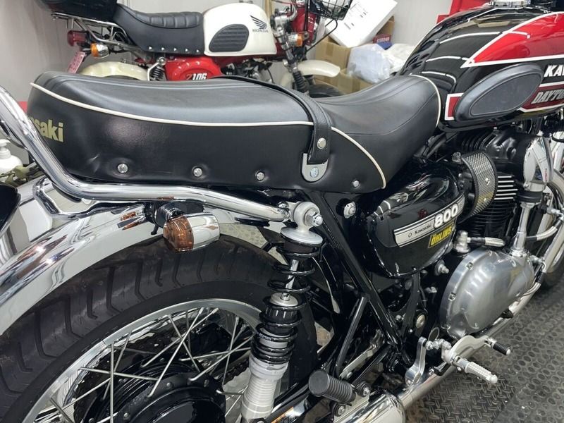 バイクの知恵袋】W800の純正シートが5000円以下で鋲打ち旧車風に