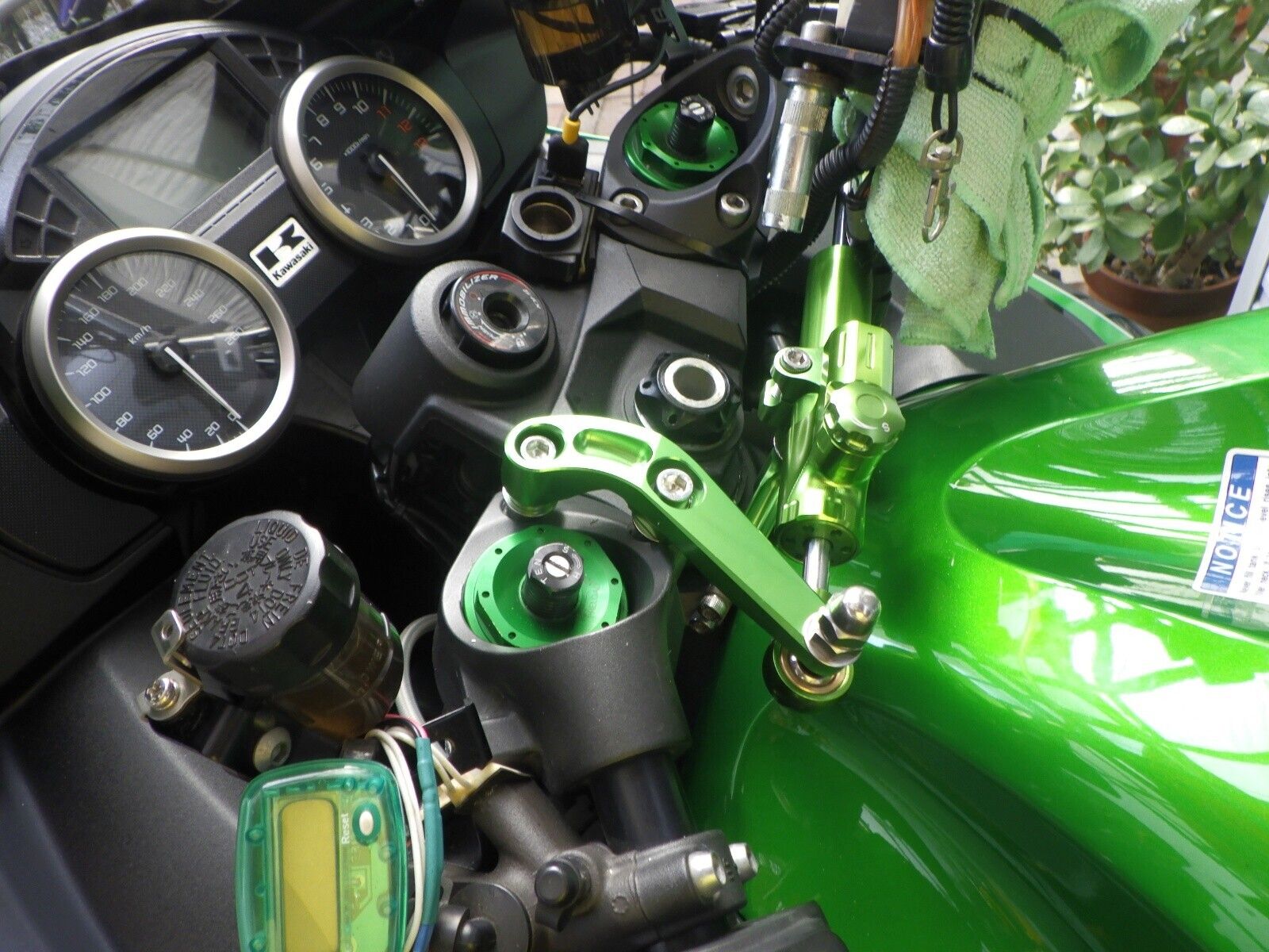 KAWASAKI ZX-14R「ZX-14Rステアリングダンパーを装着。」 | ウェビック