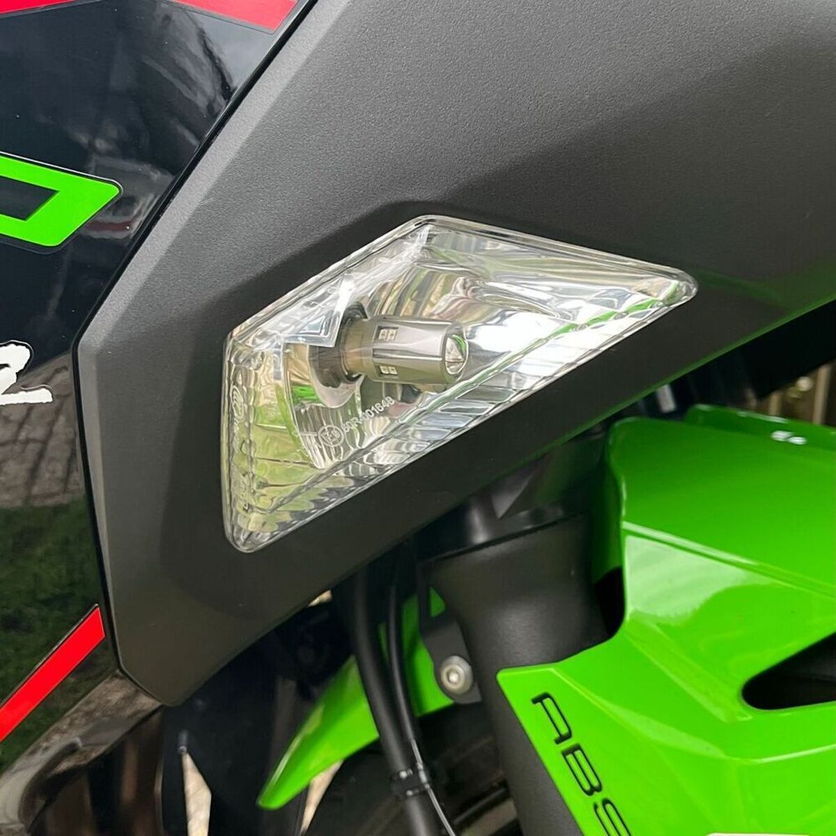 KAWASAKI ニンジャ 400「フロントウィンカーのLED化」 | ウェビック