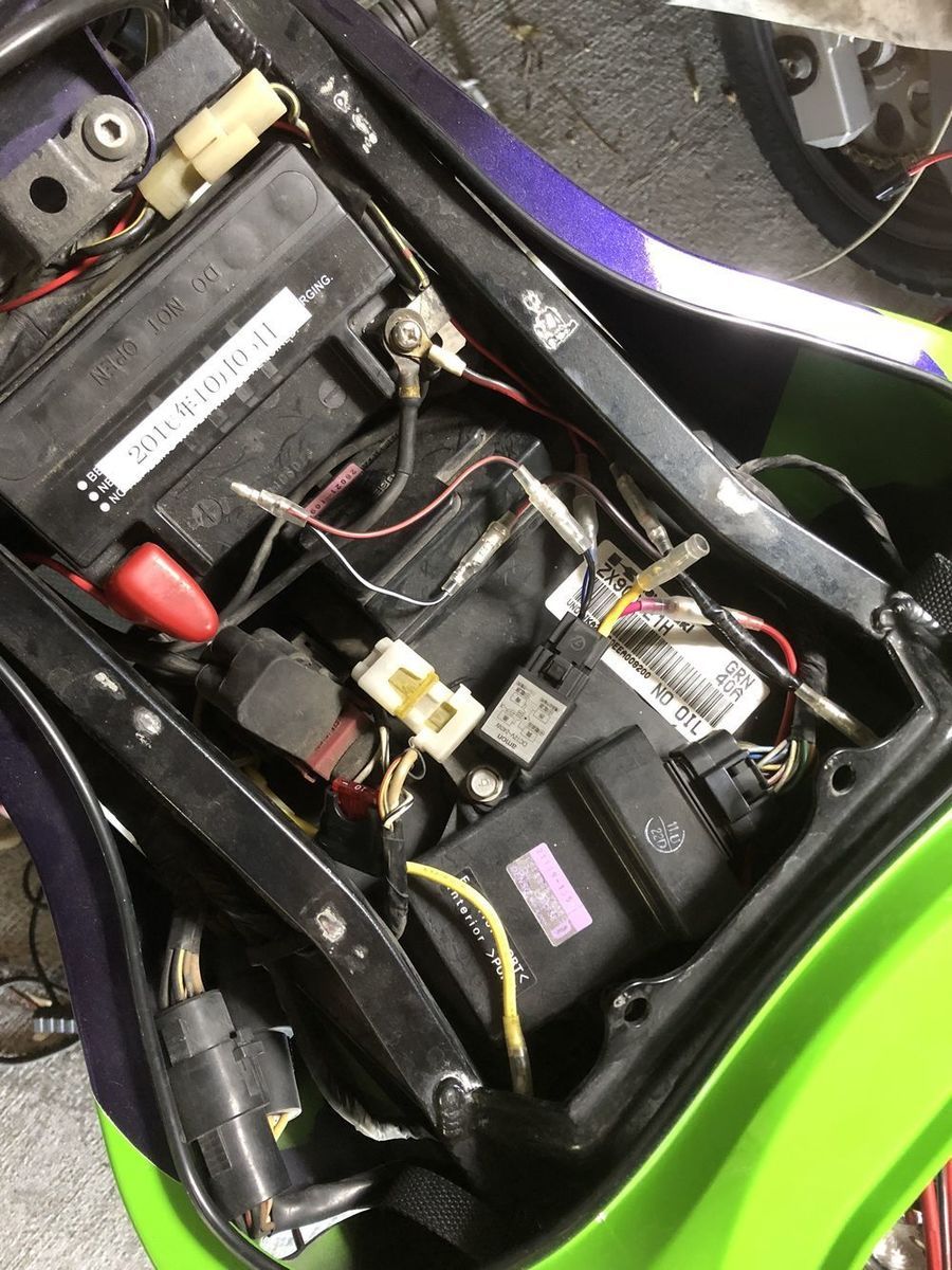KAWASAKI ZX-9R「[ZX-9R]アクセサリー用リレー取り付け」 | ウェビック