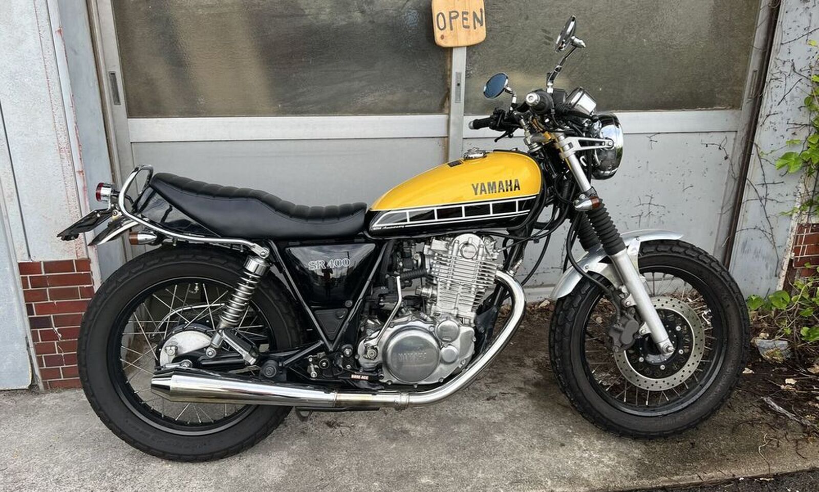 YAMAHA SR400「デイトナ 70'sサーフラインシート取り付け