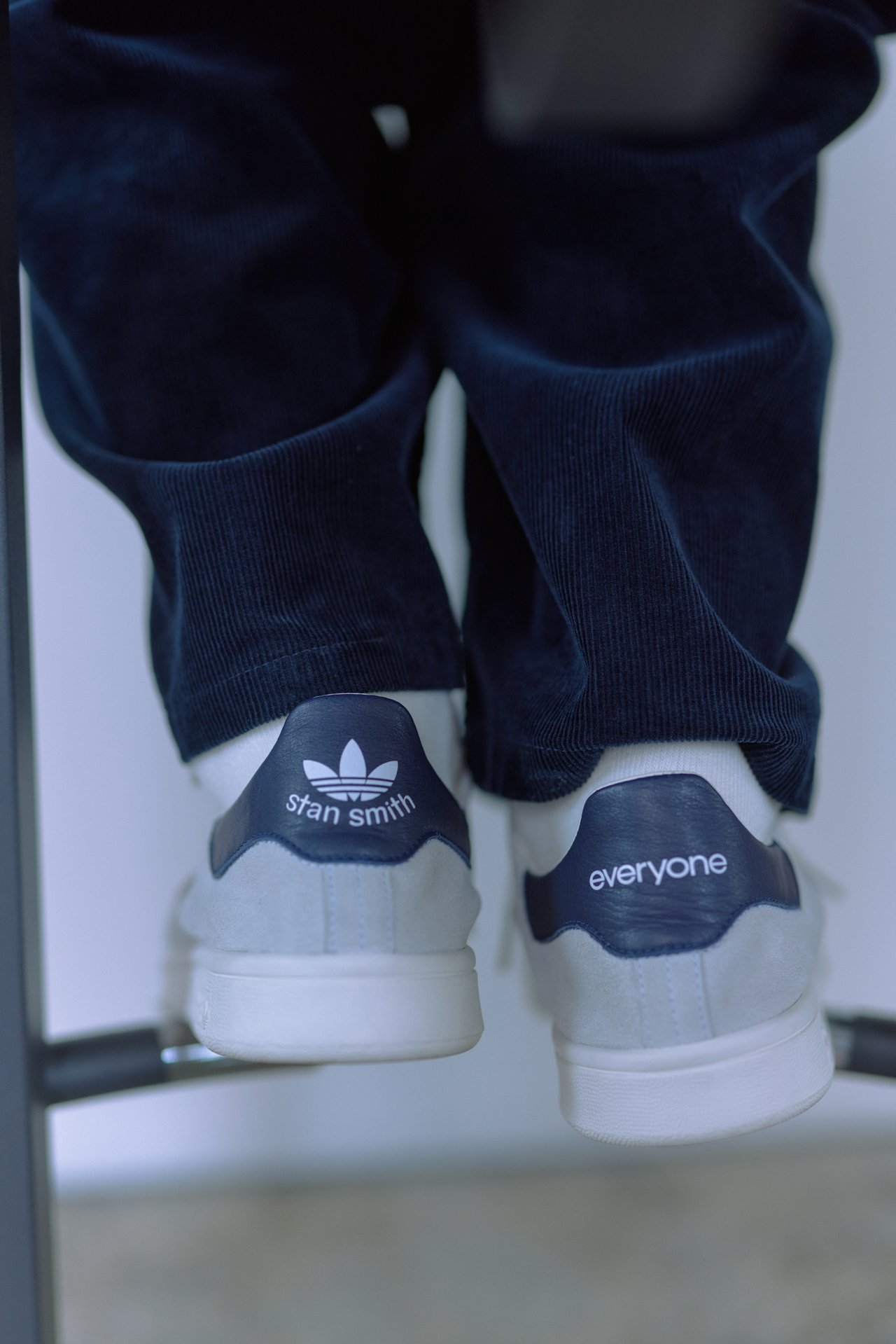 差がつく大人のスタンスミス】完売必至。「everyone」とのコラボは贅沢