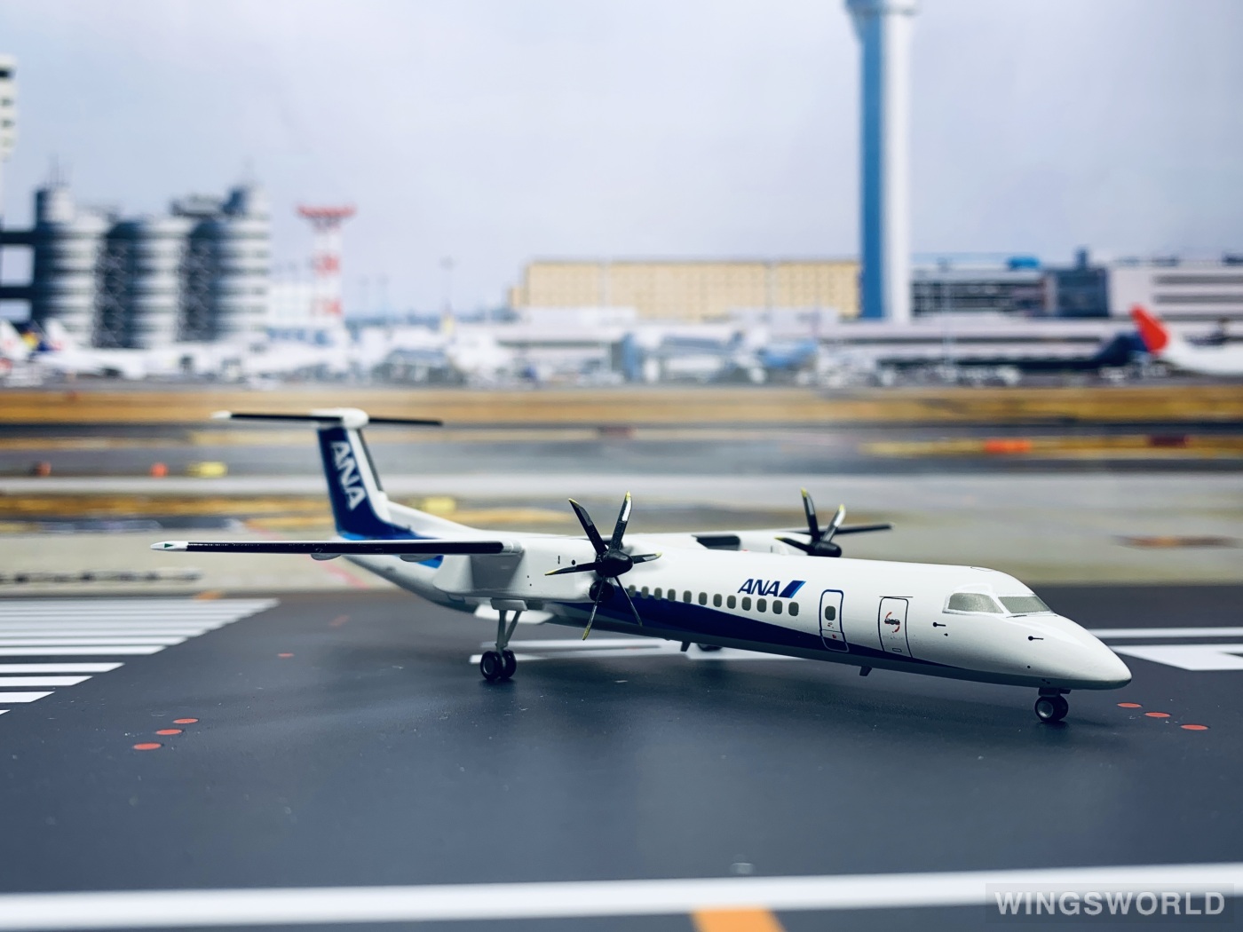 Hogan 1:200 Bombardier Dash 8-400 ANA 全日空DH28008 JA845A 的照片