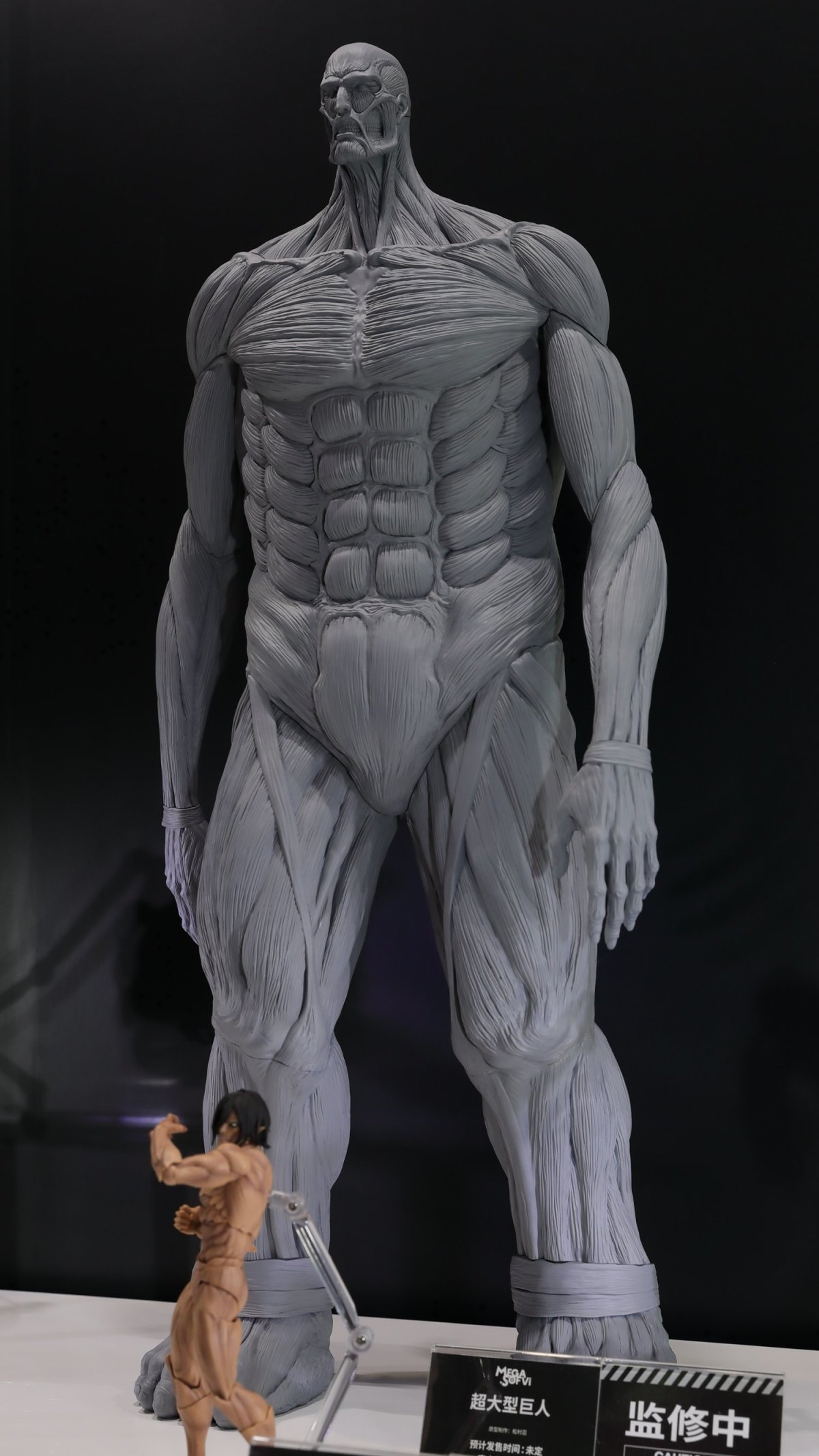 海洋堂 MEGA SOFVI「超大型巨人」ソフビフィギュア 全高63センチの圧倒