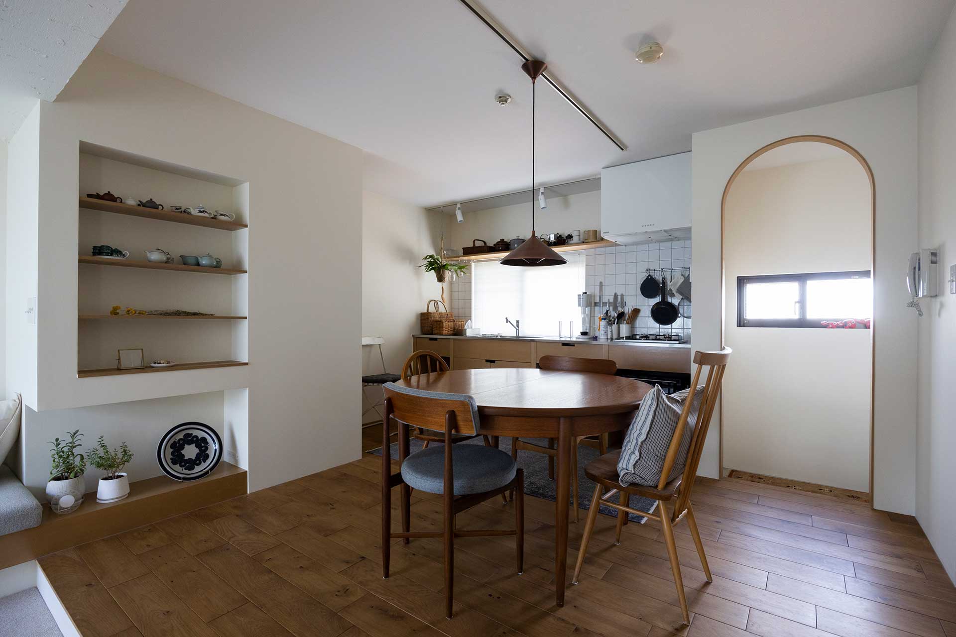 ヴィンテージ家具が映えるアーチとラウンドでやわらかにレトロな趣きの