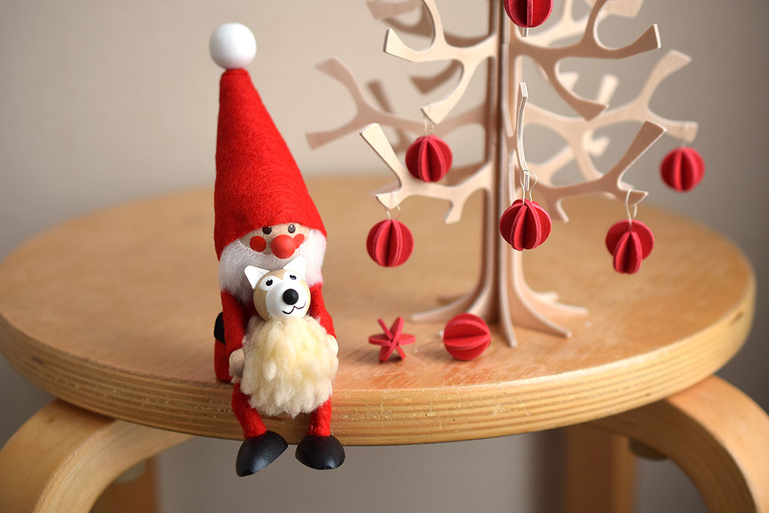 ノルディカニッセ イヌを抱えるサンタ (ノルディカニッセ イヌヲカ