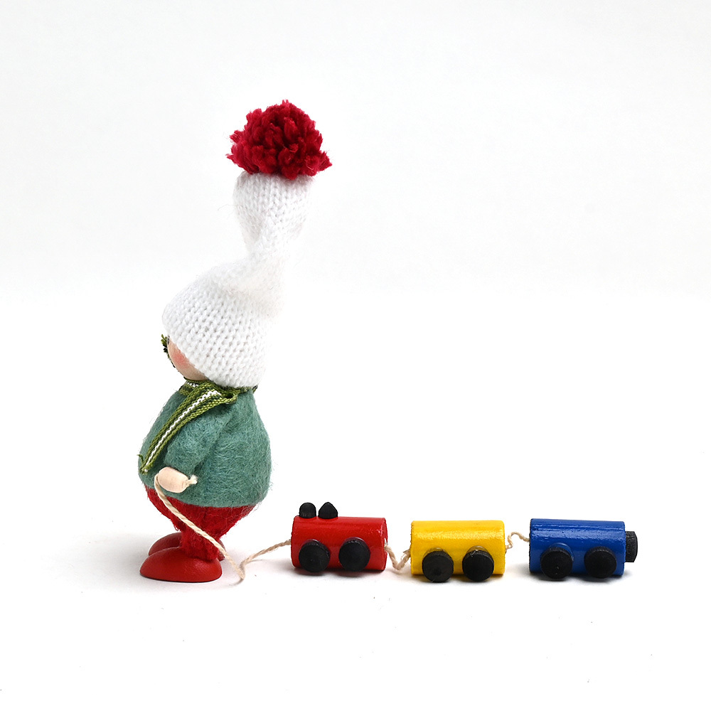 ノルディカニッセ 電車のおもちゃを運ぶ男の子 Joy to the world