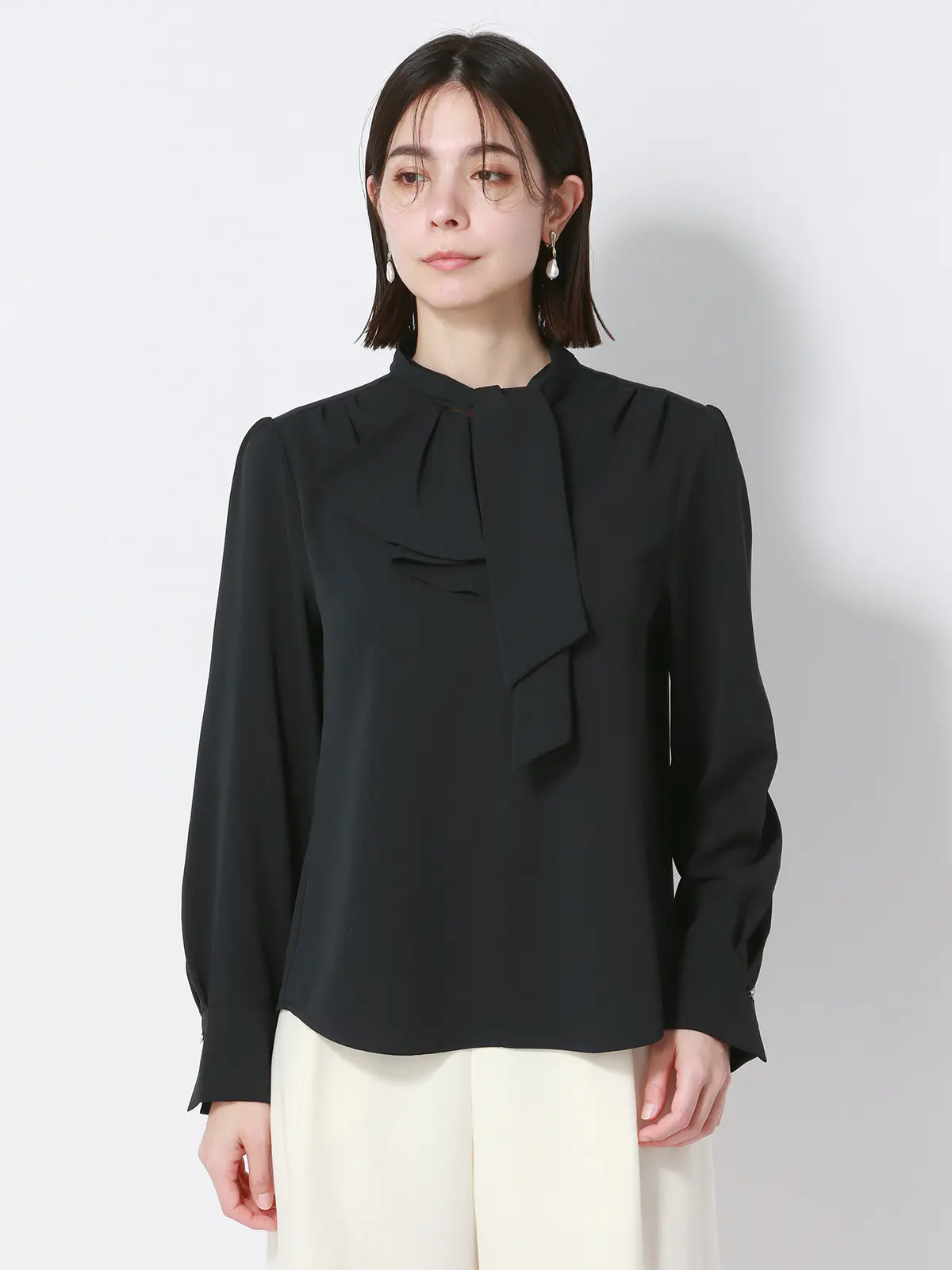 アシンメトリーラッフルボウタイブラウス／長袖／ウォッシャブル