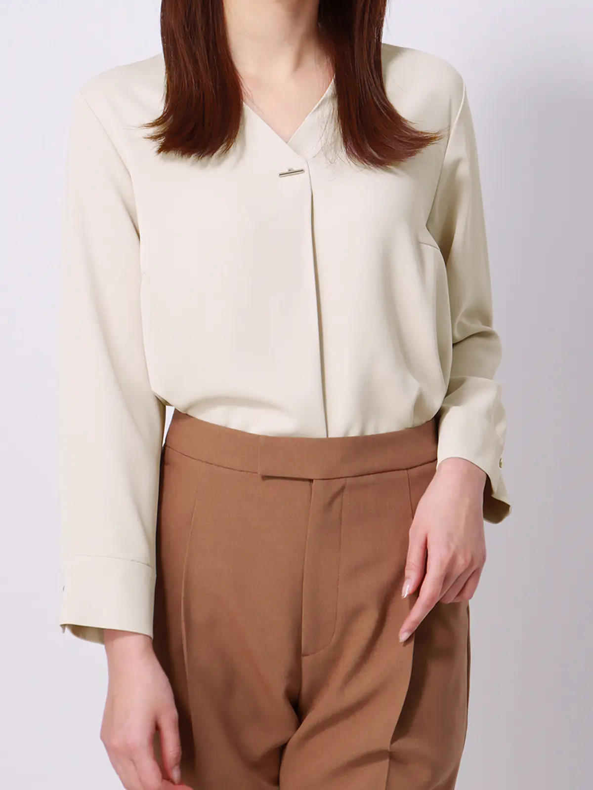 Vネックメタルパーツブラウス／7分袖／ウォッシャブル／ソフトラチネ