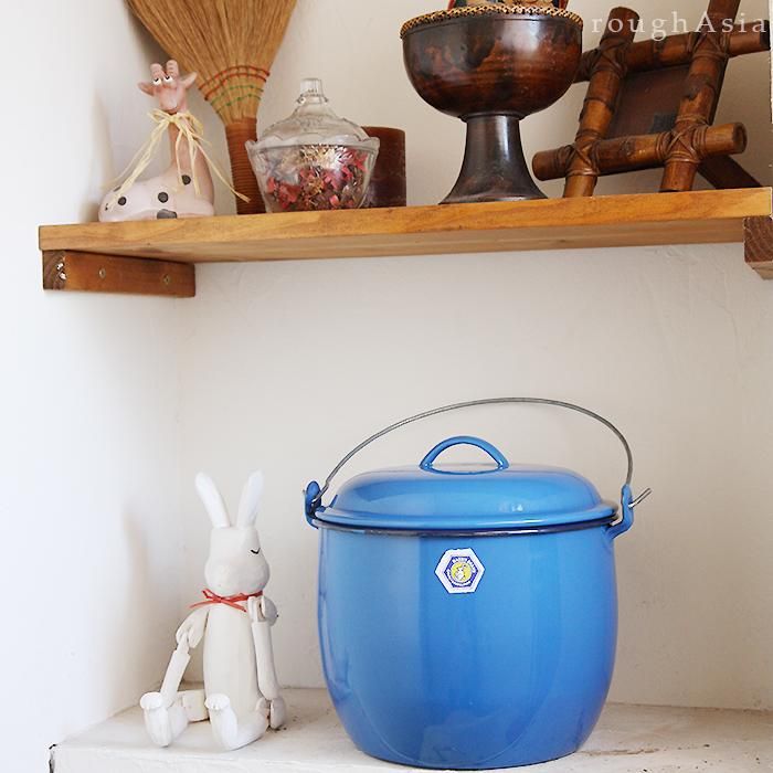 タイ》青いホーローバケツ フタ付｜3L 22cm／ハンドルあり｜ラフエイジア