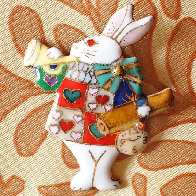 不思議の国のアリス」うさぎ（大B）の七宝焼ブローチ - 七宝焼の工房