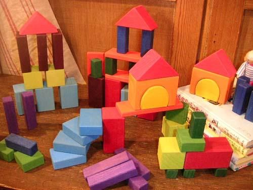 Grimm's Spiel & Holz Design グリムス社］ カラー幾何学積み木60P