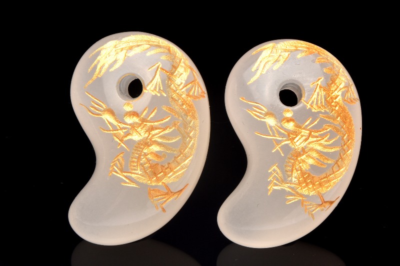 五爪皇帝龍 白玉(ホワイトネフライト) 31x20mm 金彫青龍 勾玉 ルース 1