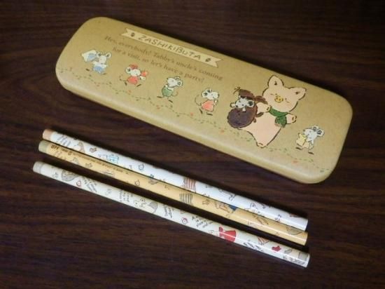 サンリオ ザシキブタ 缶ペンケース＆えんぴつセット - 「宝の森」昭和