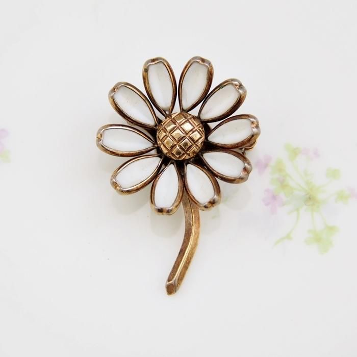 Trifari トリファリ ゴールドトーン ミルクガラス デイジー フラワー